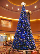 ホテルオークラ福岡に7メートルのツリー－スワロフスキー製ガラスも