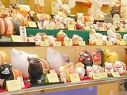新年招福のえと－博多人形の「牛」60点、老舗の店頭に並ぶ