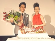 映画「感染列島」で妻夫木聡さん、檀れいさん登場－サプライズバースデーも