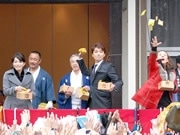 櫛田神社で「節分大祭」－ミス・サイゴンの知念里奈さんらが豆まき