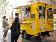 ソースがたっぷりの移動販売「ベロベロバーガー」、クイズモールで人気に