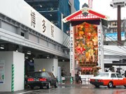 博多祇園山笠、今年は雨で開幕－多彩な飾り山笠が登場