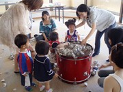 音と色を使った親子イベント－音楽療法士が主催、五感に訴える