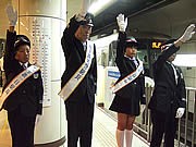 博多駅で福岡市営地下鉄30周年記念式－ホームドアで写真展も