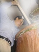 巨大ビール釜でつけ麺100人前を一気ゆで－横浜のレストランで