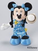 横浜開港祭を楽しむ「ミニーちゃん」ぬいぐるみ－手に肉まん