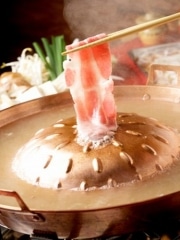 桜木町に特注鍋で焼いて食べる「焼鍋」店－横浜発の新料理