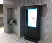 みなとみらい駅構内で街メディアの実証実験―ディスプレー設置