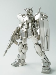 横浜元町の宝飾店に純プラチナ製「機動戦士ガンダム」登場