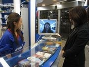 市内観光案内所で韓国語・中国語のテレビ電話通訳サービス