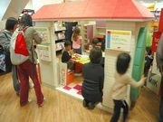 TSUTAYAキッズカフェに子ども向け紙製ミニチュア家具
