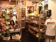 「横山剣の親の店」が中華街にオープン－CKBグッズや輸入雑貨