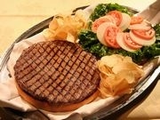 中華街老舗バーの1kg超メガバーガーが話題－ウインドジャマー