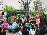 横浜駅西口で「ジャグバンド」フェス－瓶や洗濯板使いライブ演奏
