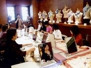 赤レンガ倉庫で「横浜スカーフ」PRイベント－ミス日本も参加