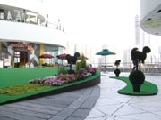 横浜ベイクォーターに芝生の特設ステージ－GWライブイベント