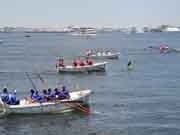山下公園前水域でカッターレース－初の小学生チーム参加も