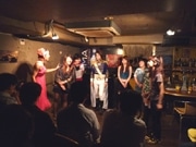 アイドルやアニメネタで「オタク」芸人が投げ銭お笑いライブ