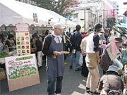 伊勢佐木町商店街で「地モノ市」－100人のラテンパレードも