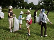神奈川新聞花火大会翌日に清掃活動「MMクリーン大作戦」