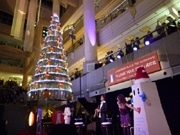 ランドマークタワーにミラー素材のツリー登場－点灯式にYOUさん