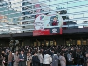 横浜駅周辺に「福袋」求める長蛇の列-高島屋に2万人並ぶ