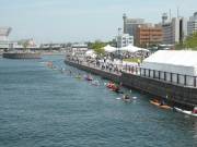 横浜港インナーハーバーでシーカヤック33艇が海上パレード