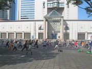 横浜美術館前で朝の太極拳&ヨガ―参加自由の健康エクササイズ