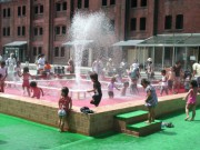 横浜赤レンガ倉庫に真っ白な砂浜と噴水を備えたビーチが出現