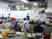 横浜市中央卸市場で新婚カップル向け「お魚クッキング教室」