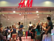 ランドマークプラザに「H&M」がオープン-約1,000人が長蛇の列