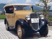 歴代の日産車90台が横浜ベイエリアをパレード-愛好家が大集合