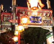 中華街・北門通りで「きたもん祭」-カンフーシューズ飛ばしも