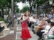 「伊勢佐木町ブルース」を野外で共演-ためいきコンテストも