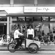 山下町の自転車店で写真展-「アリtoキリギリス」石井正則さんら