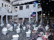 寿町の公園で「シャボン玉マシーン」パフォーマンス-大巻伸嗣さん