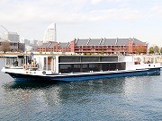2年連続で寄港する「クイーン・メリー2」の洋上観覧クルーズ