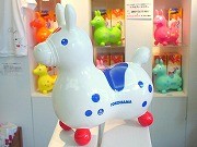 横浜人形の家で乗用玩具「ロディ」展-コラボ商品など1,000体