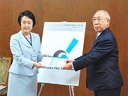 創造都市横浜推進協議会が林市長に「クリエイティブシティ」の提言書