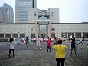 みなとみらいで初心者も楽しめる「朝のスタンディングヨガ」