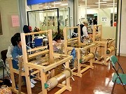本物シルクに触れる「かながわシルクフェア」-はた織り体験も