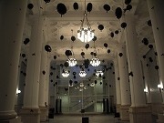 インスタレーションユニット「HUST」がYCCに黒風船とセミの抜け殻で作品