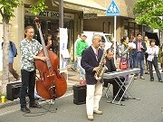 吉田町通りで「アート&ジャズフェス」-路上演奏や作品展も