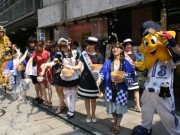 中華街で「横浜打ち水大作戦」-メード姿の「打ち水っ娘」も参加