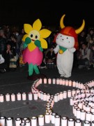 横浜美術館前でキャンドルアート-彦根市から「ひこにゃん」も応援に