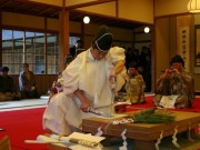 三溪園「鶴翔閣」でお正月イベント-箸と庖丁で魚をさばく儀式も