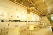 山下町のcafeFLOWERでイラストレーター今村幸治郎さんの原画展