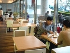 明るい店舗空間と開放感のあるオープンテラス