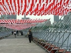 会場へと続く道には紅白のストライプ模様の旗が並ぶ
