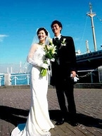 山下公園での記念撮影を行う新郎新婦
